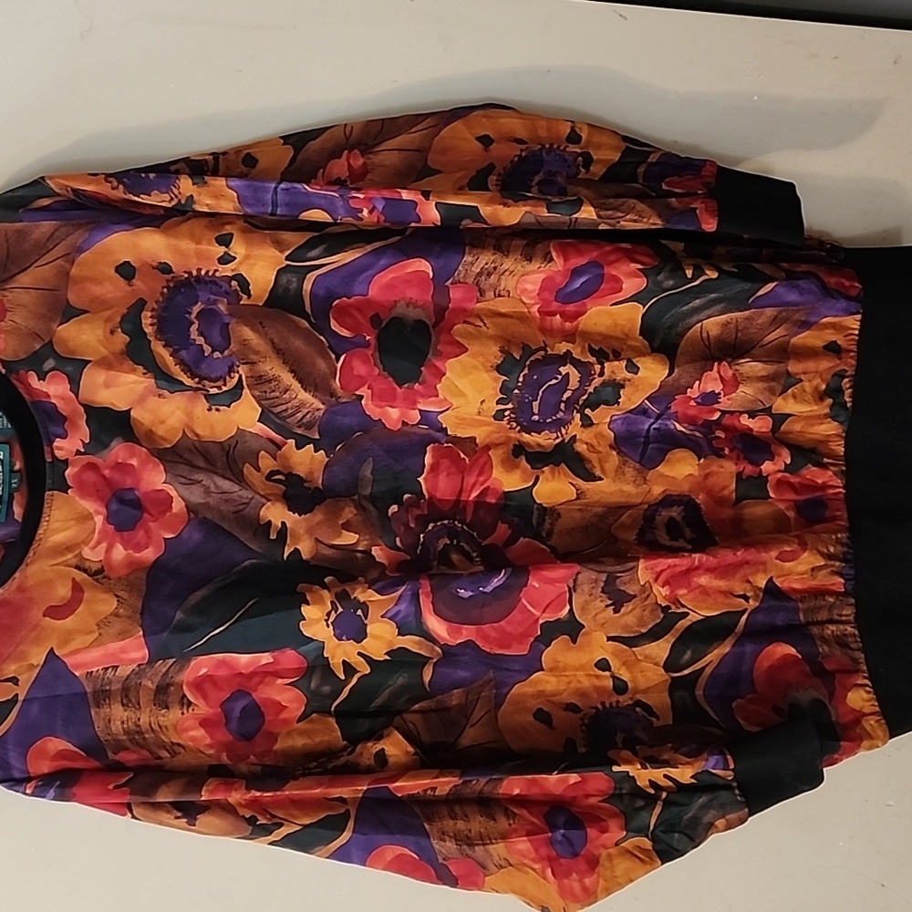 La Chine Collection 100 % Silk Vibrant Floral Top Euc